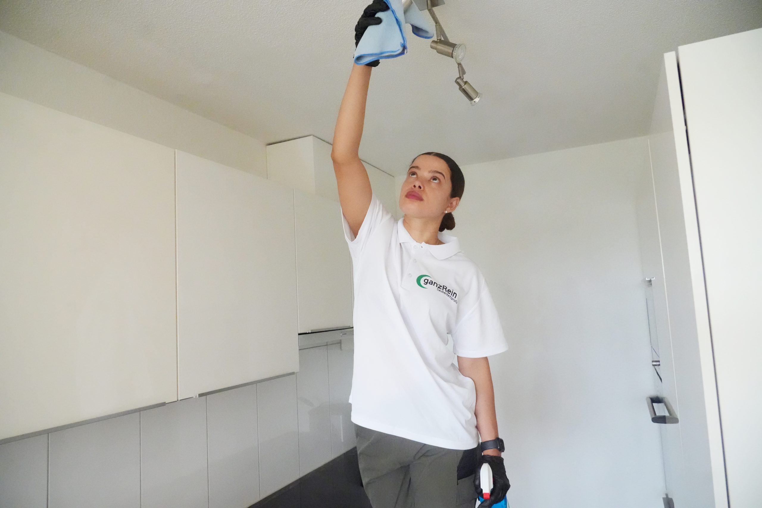 Reinigungsteam säubert gründlich eine leere Küche während der Endreinigung in Bern