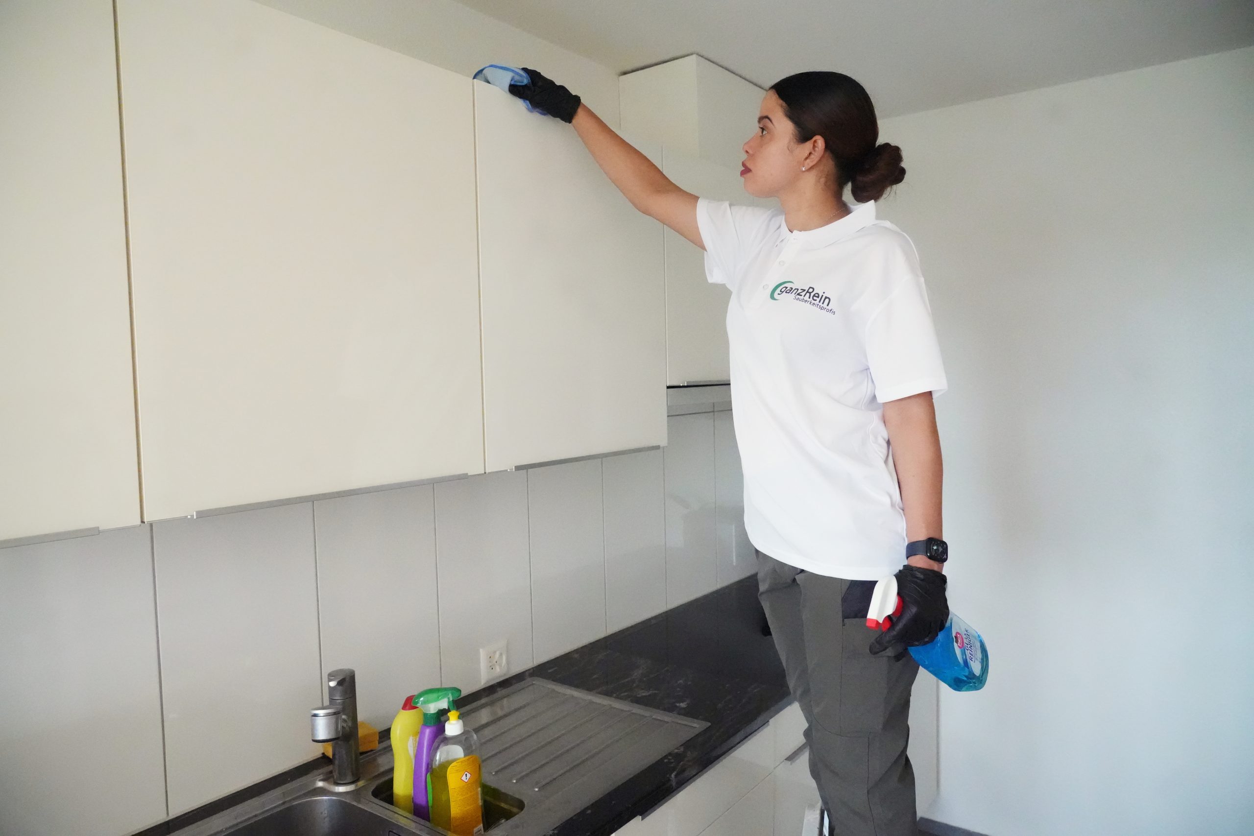 Professionelle Wohnungsreinigung mit Abnahmegarantie in leerer, sauberer Küche