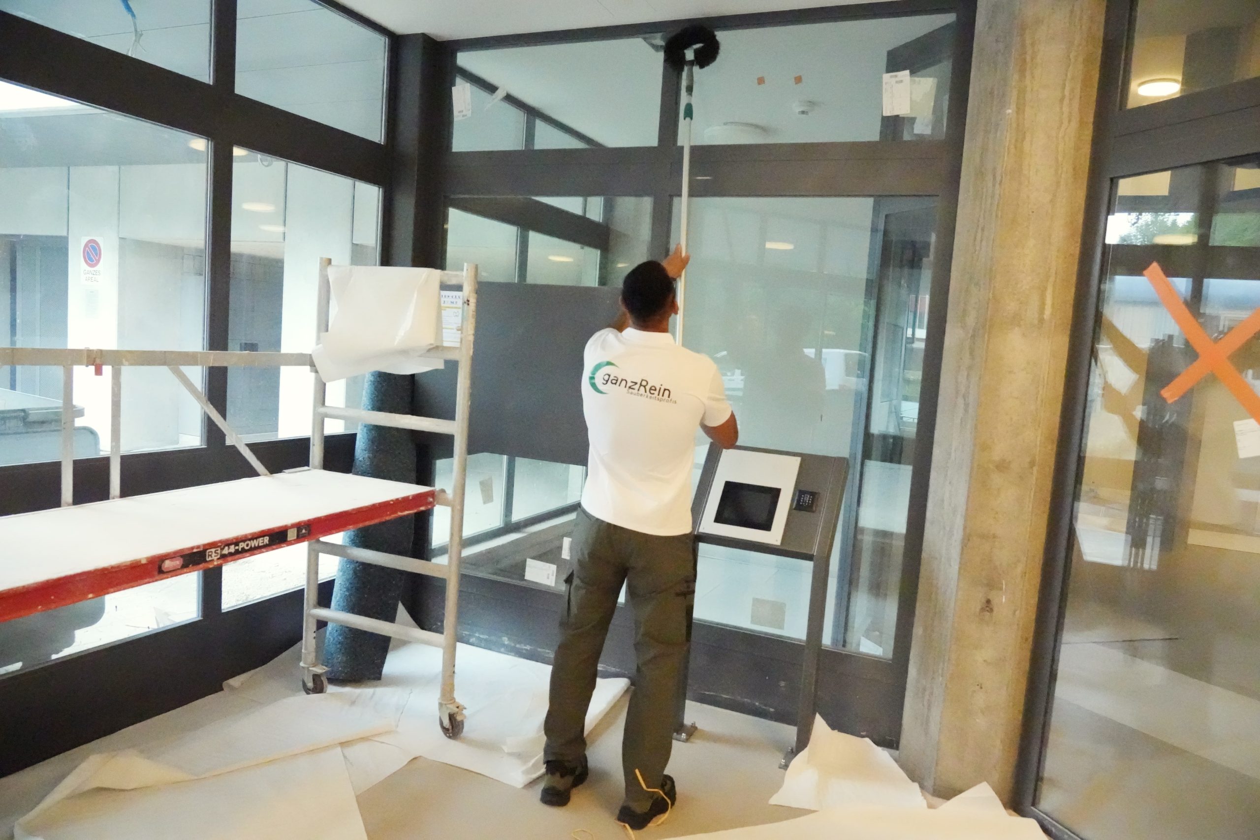 ganzRein reinigt gründlich das Treppenhaus eines Wohngebäudes im Rahmen eines Gebäudereinigungsservices.