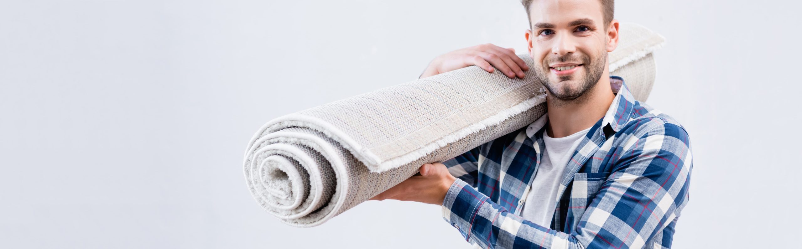 Professionelle Teppichreinigung mit ökologischen Reinigungsmitteln von ganzRein in einem Büro oder Wohnzimmer.